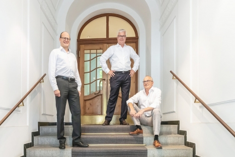 Dr. Rainer Ohler (Mitte) grt als neuer Partner bei Sieber Advisors  neben Steffen Fritsche (links) und Grnder Dr. Armin Sieber (rechts) - Foto: Sieber Advisors